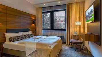 Minibar, caja de seguridad en la habitación y escritorio