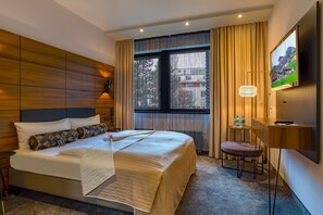 Minibar, in-room safe, desk, soundproofing - elaya hotel munich city,  Trademark Collection by Wyndham (Munich)