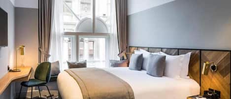 Ropa de cama hipoalergénica y caja de seguridad en la habitación