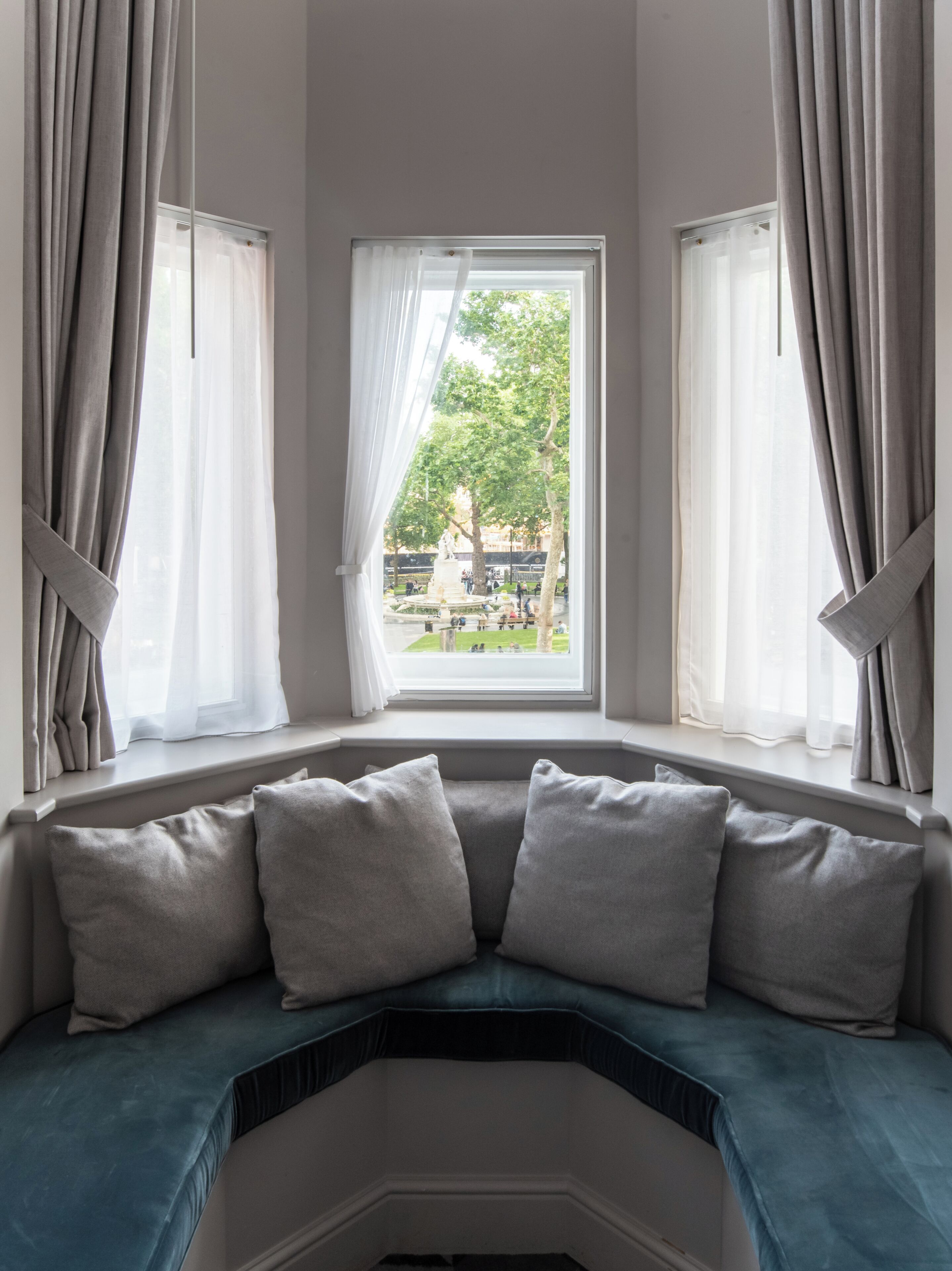 ملاءات للفراش لا تسبب الحساسية وخزنة داخل الغرفة وتجهيزات عازلة للصوت