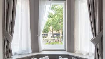 ملاءات للفراش لا تسبب الحساسية وخزنة داخل الغرفة وتجهيزات عازلة للصوت