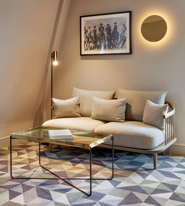 40-inch LED TV with cable channels, TV - Victory House Leicester Square (London)