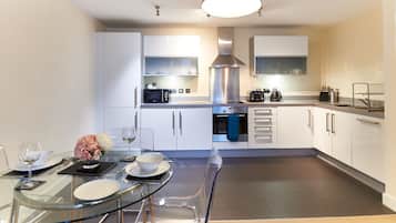 Full-sized fridge, microwave, oven, stovetop