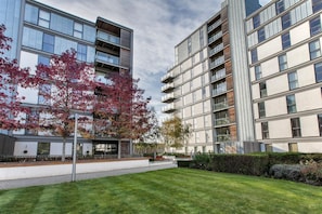 Rooftop terrace - Vizion by ShortstayMK (Milton Keynes)