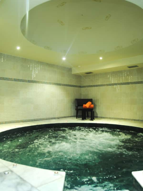 Indoor spa tub