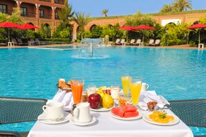 Indoor pool, outdoor pool, pool umbrellas, sun loungers - Ennakhil Marrakech Hotel & SPA (Marrakech)