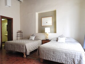 Habitación doble superior | Edredón, caja de seguridad en la habitación y decoración personalizada 