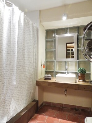 Habitación superior | Baño | Regadera, amenidades de baño gratuitas, secadora de cabello, toallas 