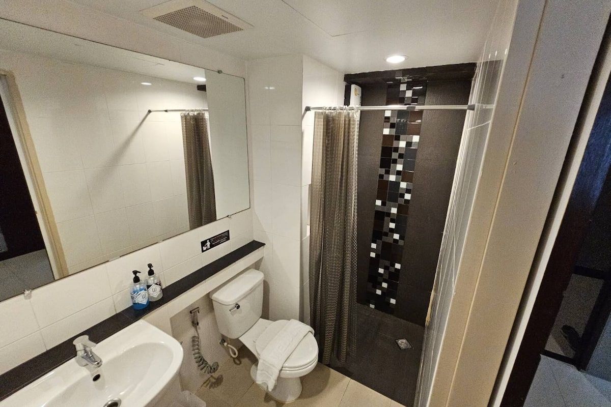 deluxe room | bathroom | shower, free toiletries, towels, soap