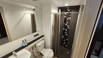 Deluxe kamer | Badkamer | Een douche, gratis toiletartikelen, handdoeken, zeep