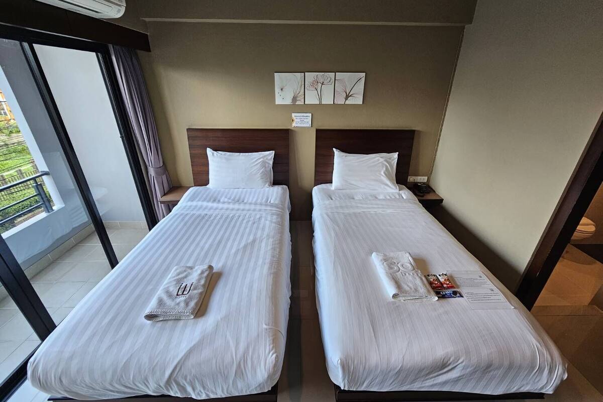 Escritorio, espacio para trabajar con laptop y wifi gratis