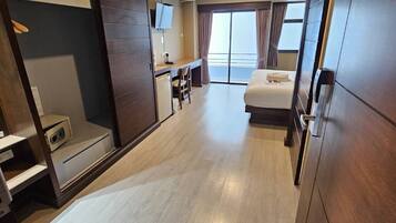 Superior King Bed | Desk, laptop workspace, free WiFi, bed sheets