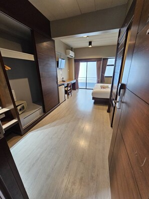 Superior King Bed | Desk, laptop workspace, free WiFi, bed sheets - Wsotel Hotel and Serviced Apartment (Songkhla)