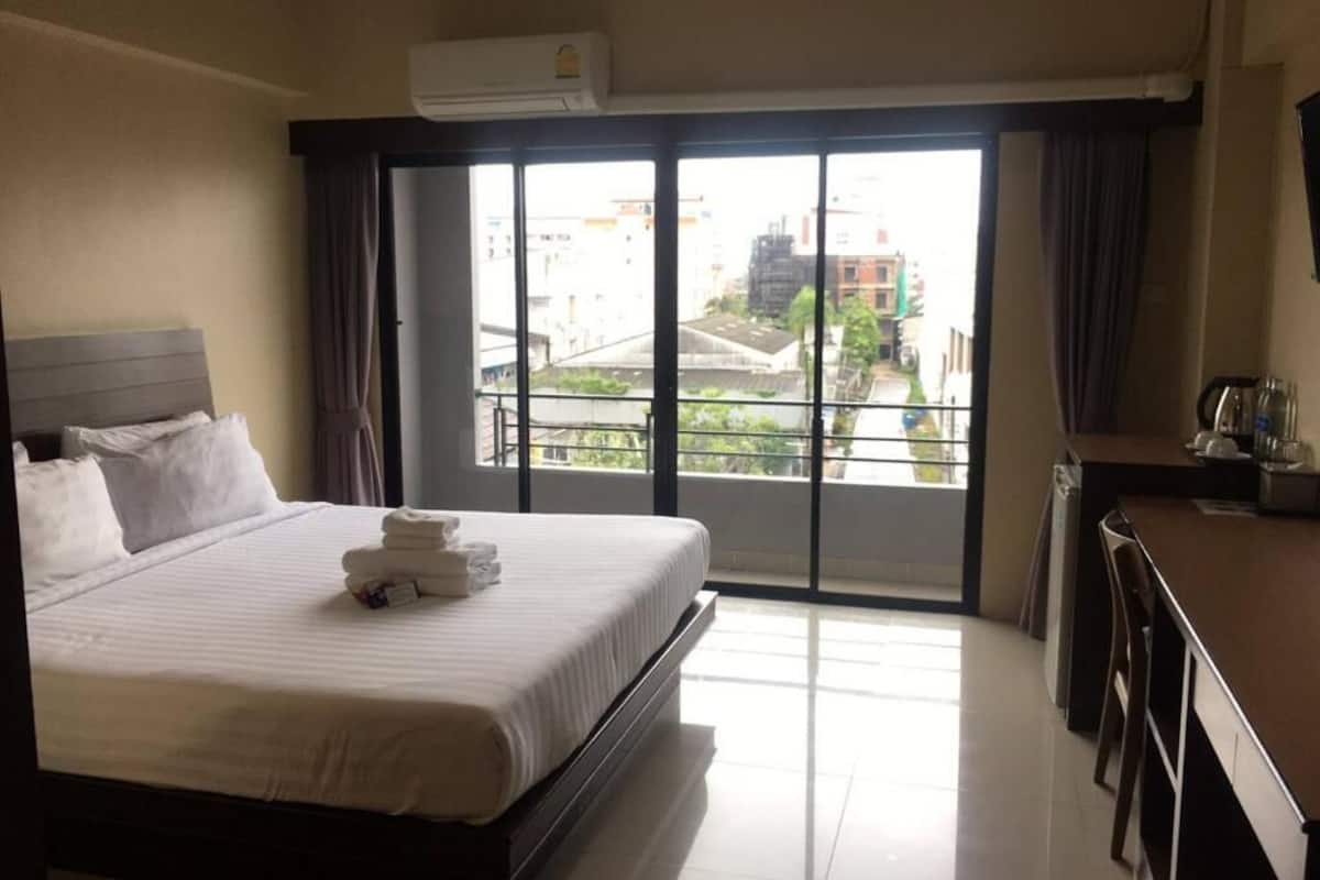 desk, laptop workspace, free wifi, bed sheets