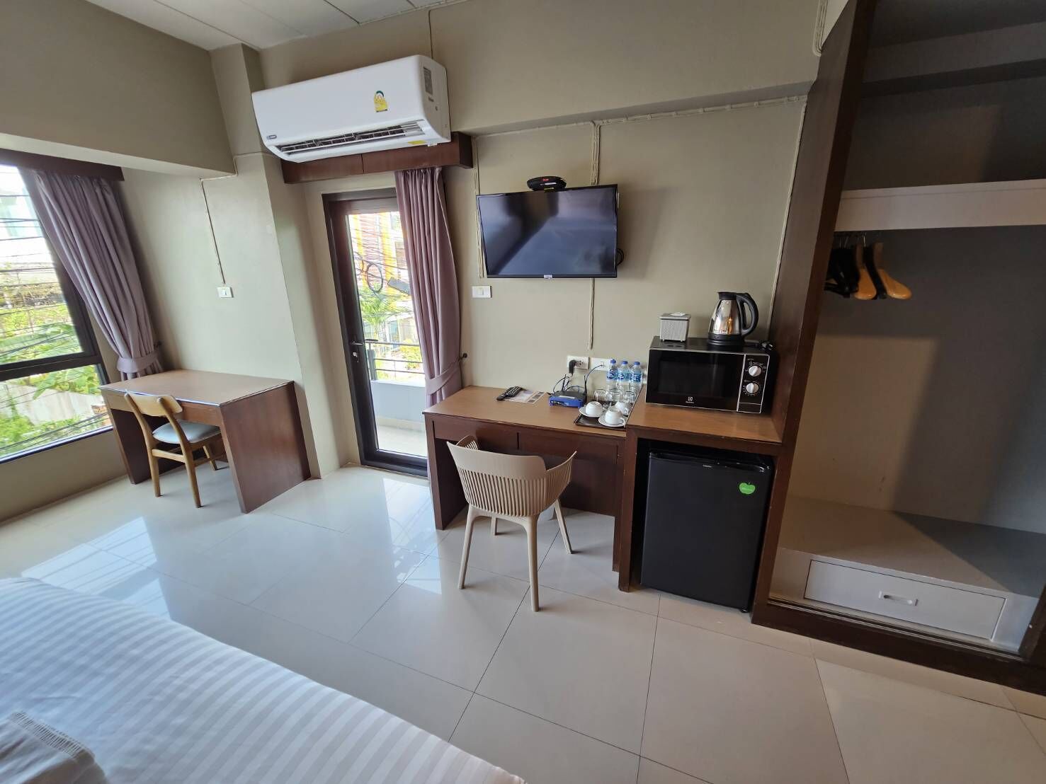 triple room | desk, laptop workspace, free wifi, bed sheets