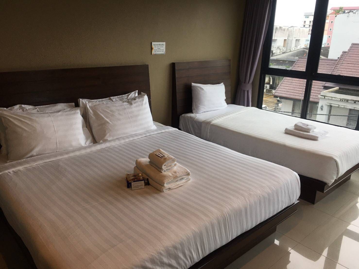 Escritorio, espacio para trabajar con laptop y wifi gratis 