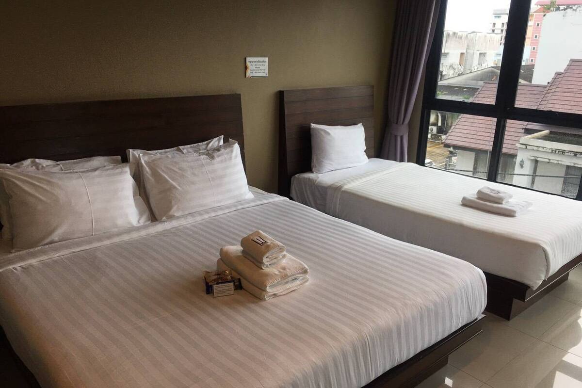 Escritorio, espacio para trabajar con laptop y wifi gratis