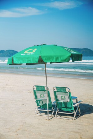 Plage à proximité, sable blanc, chaises longues, parasols