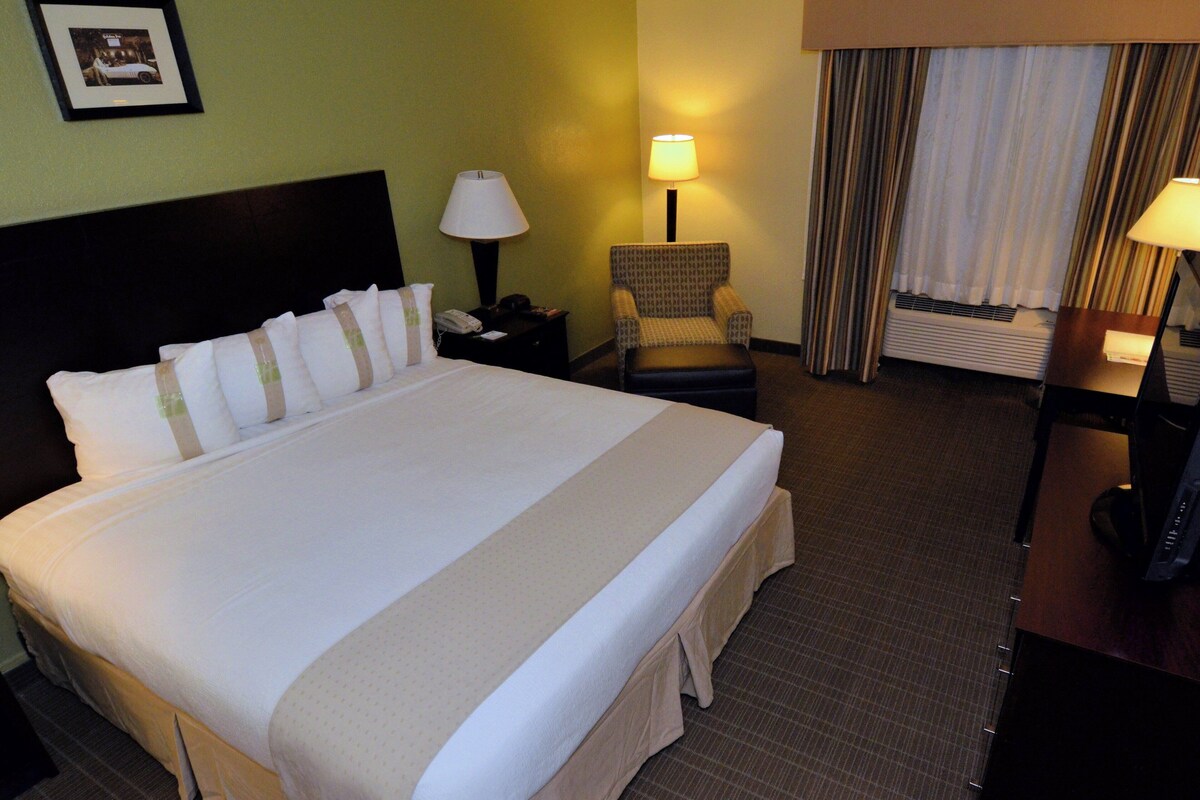 1 bedroom, premium bedding, in-room safe, desk