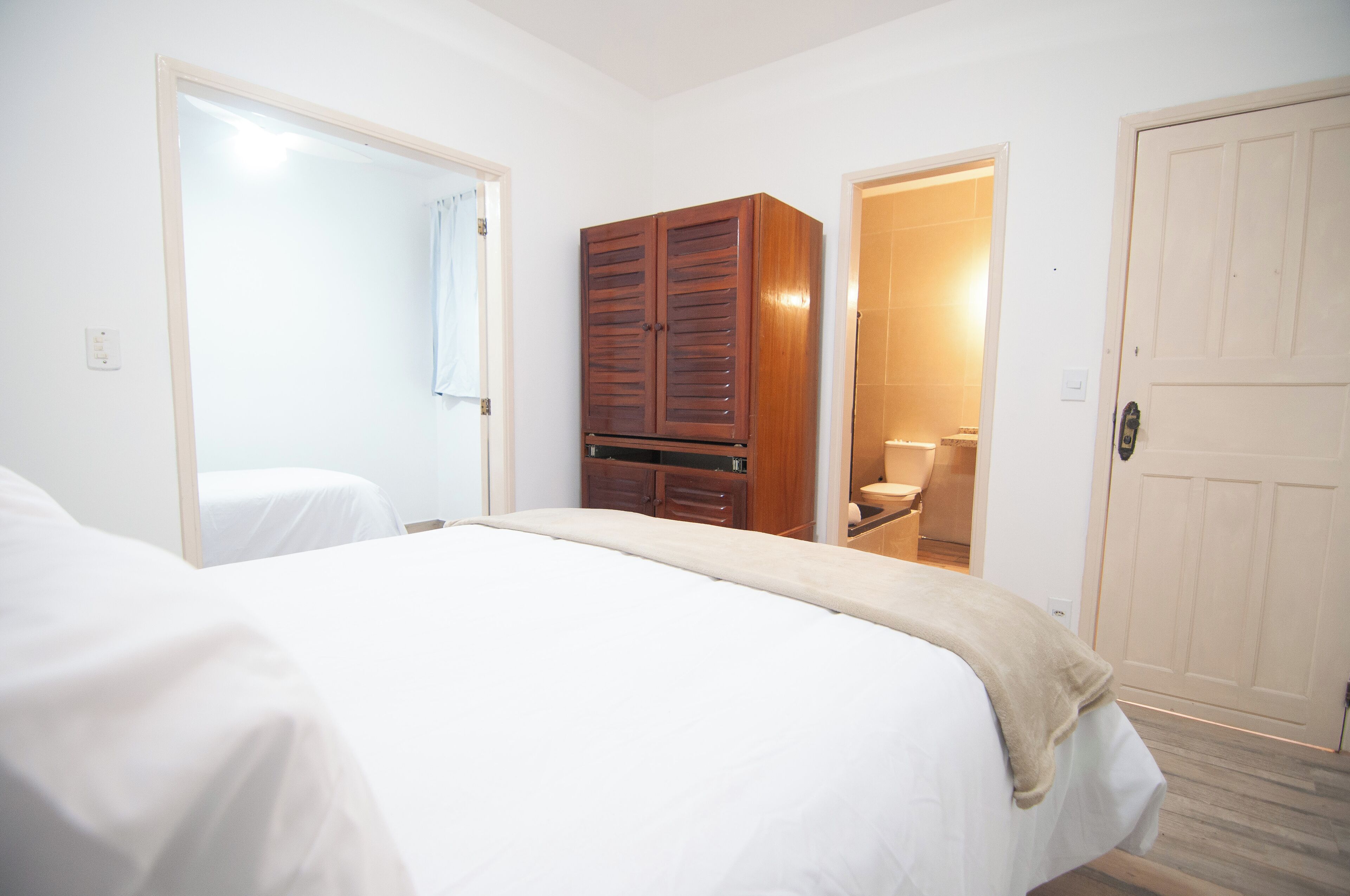 Ropa de cama de alta calidad, colchones con pillow-top y minibar 