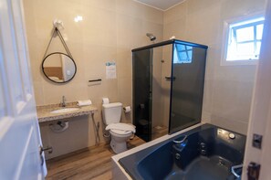 Deluxe Suite, Jetted Tub | Bathroom | Towels - Pousada Mar de Geribá (Búzios)