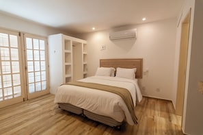 Suite superior, 1 cama doble | Ropa de cama de alta calidad, colchones con acolchado adicional, minibar