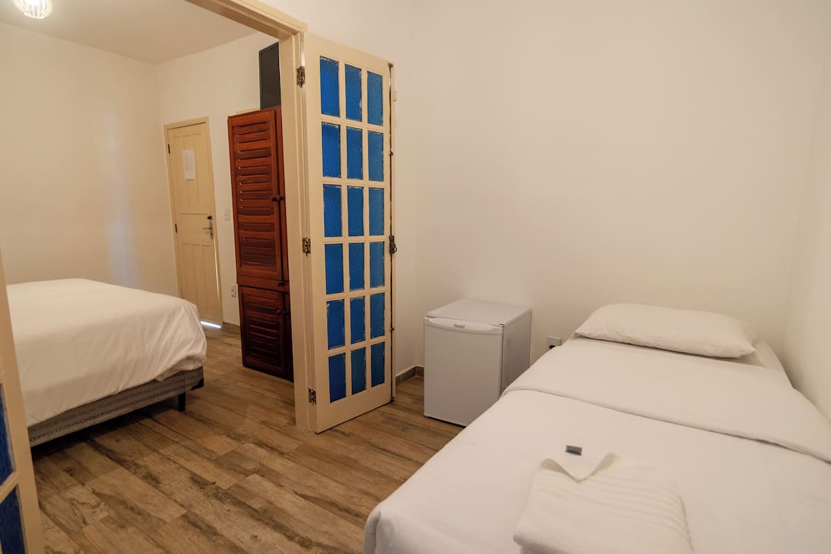 Suite Deluxe, bañera de hidromasaje | 1 dormitorio y ropa de cama de alta calidad