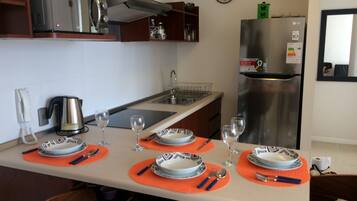 Departamento estándar, 2 habitaciones, 2 baños | Cocina privada | Refrigerador con congelador, microondas, horno y parrilla de estufa