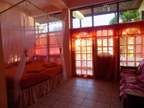 Apartamento, 1 cama King, cozinha | Ferros/tábuas de passar roupa, berços grátis, Wi-Fi de cortesia