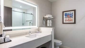 Ensemble douche/baignoire, articles de toilette gratuits, sèche-cheveux