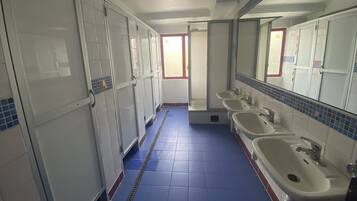 Habitación básica doble, 1 cama matrimonial | Baño