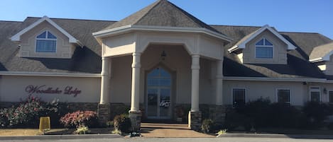 Vista frontal de la propiedad