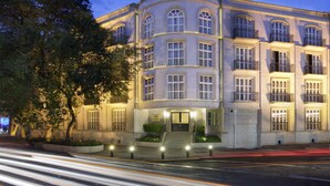 A multi-story building with a curved facade, large windows, and a central entrance with steps. - Grand Polanco Residencial (Mexico City)