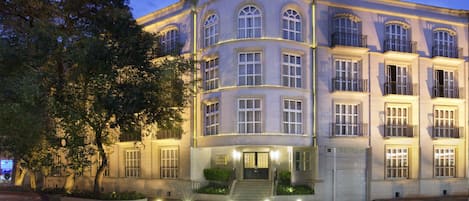 Bagian depan properti - sore/malam