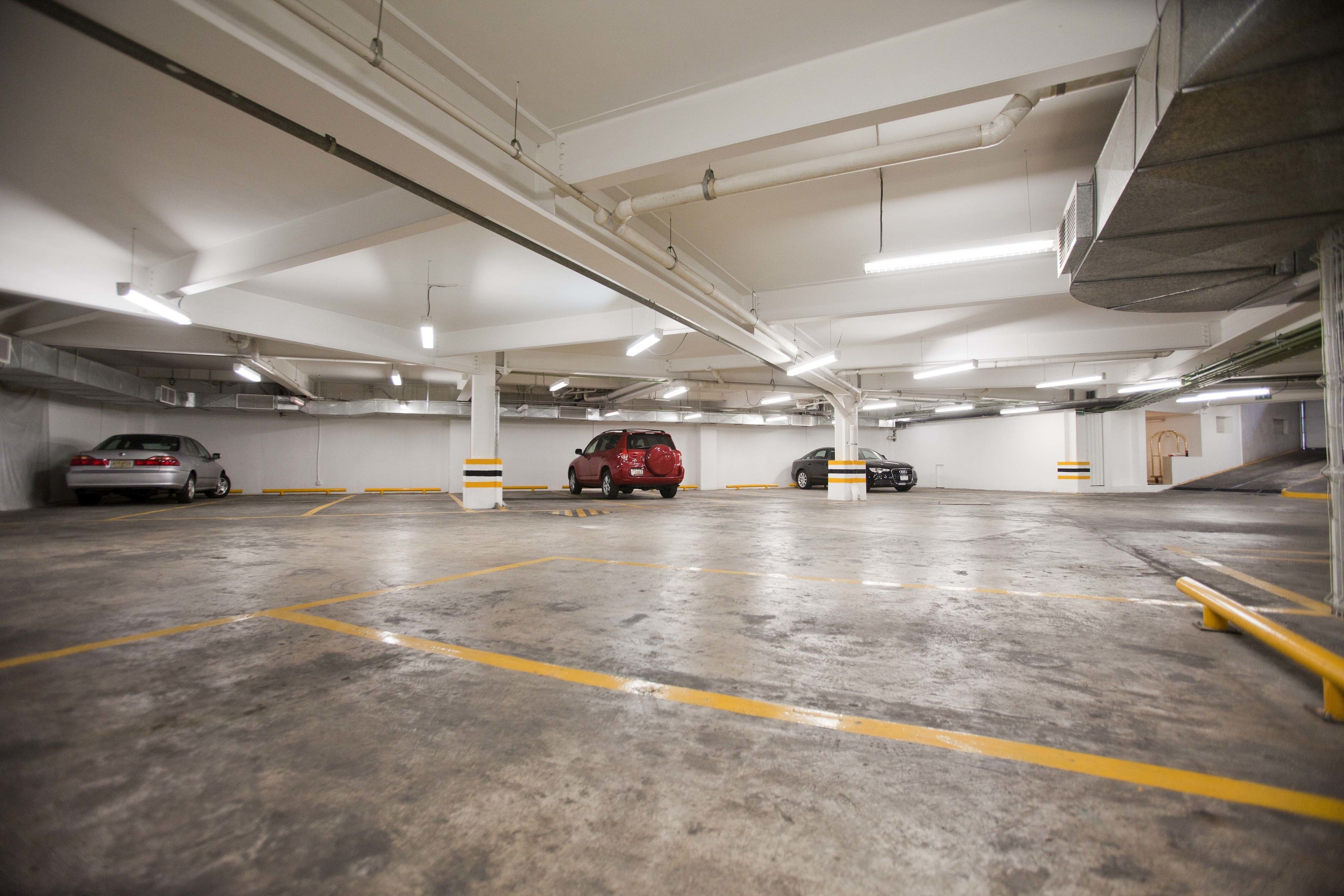Un parcheggio multipiano con diverse automobili parcheggiate.