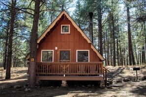 Standard Cabin, Private Bathroom (Cabin #11) | Iron/ironing board, bed sheets - Arizona Mountain Inn and Cabins (Flagstaff)