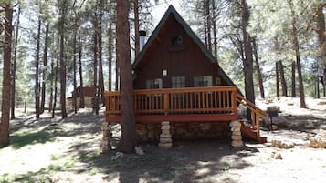 Signature Cabin, Private Bathroom (Cabin #9) | Iron/ironing board, bed sheets