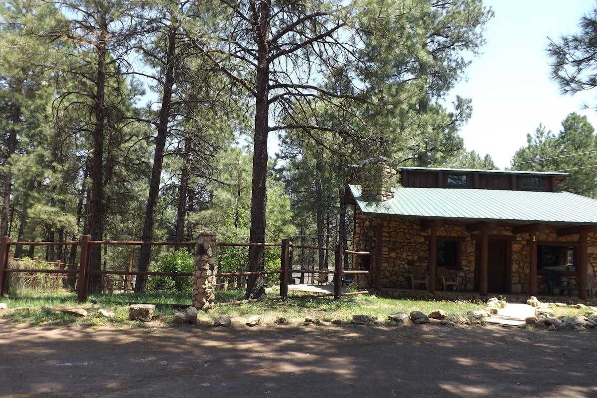 Deluxe Cabin, Private Bathroom (Cabin #1 ) | Iron/ironing board, bed sheets