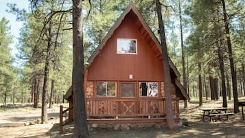 Deluxe-hytte - privat badeværelse (Cabin #13) | Strygejern/strygebræt, sengetøj