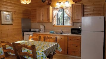 Kabin Bulan Madu (Cabin #5) | Dapur pribadi | Mesin pembuat kopi/teh