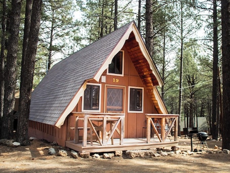 Cabana básico, banheiro privativo (Cabin #19) | Ferros/tábuas de passar roupa, roupa de cama