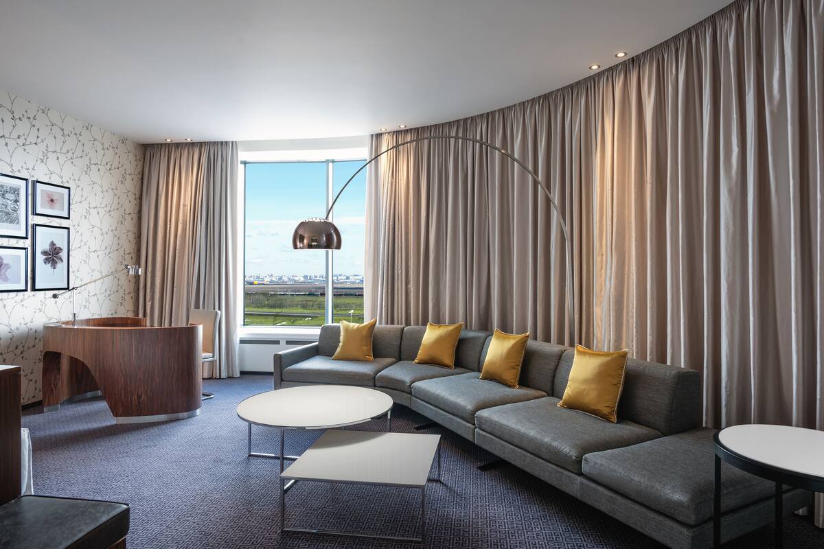 Suite Junior, 1 Tempat Tidur King (Lounge Access) | Area keluarga | TV layar datar dan lantai berpemanas