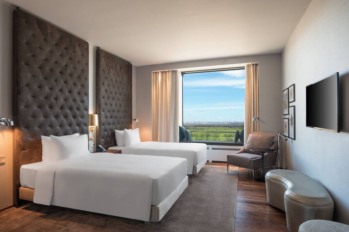 Minibar, brankas, meja kerja, dan ruang kerja ramah laptop