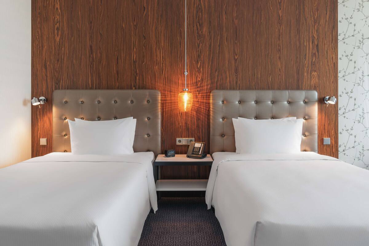 Minibar, brankas, meja kerja, dan ruang kerja ramah laptop