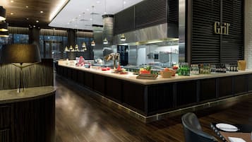 Sarapan dan makan tengah hari dihidangkan, masakan antarabangsa