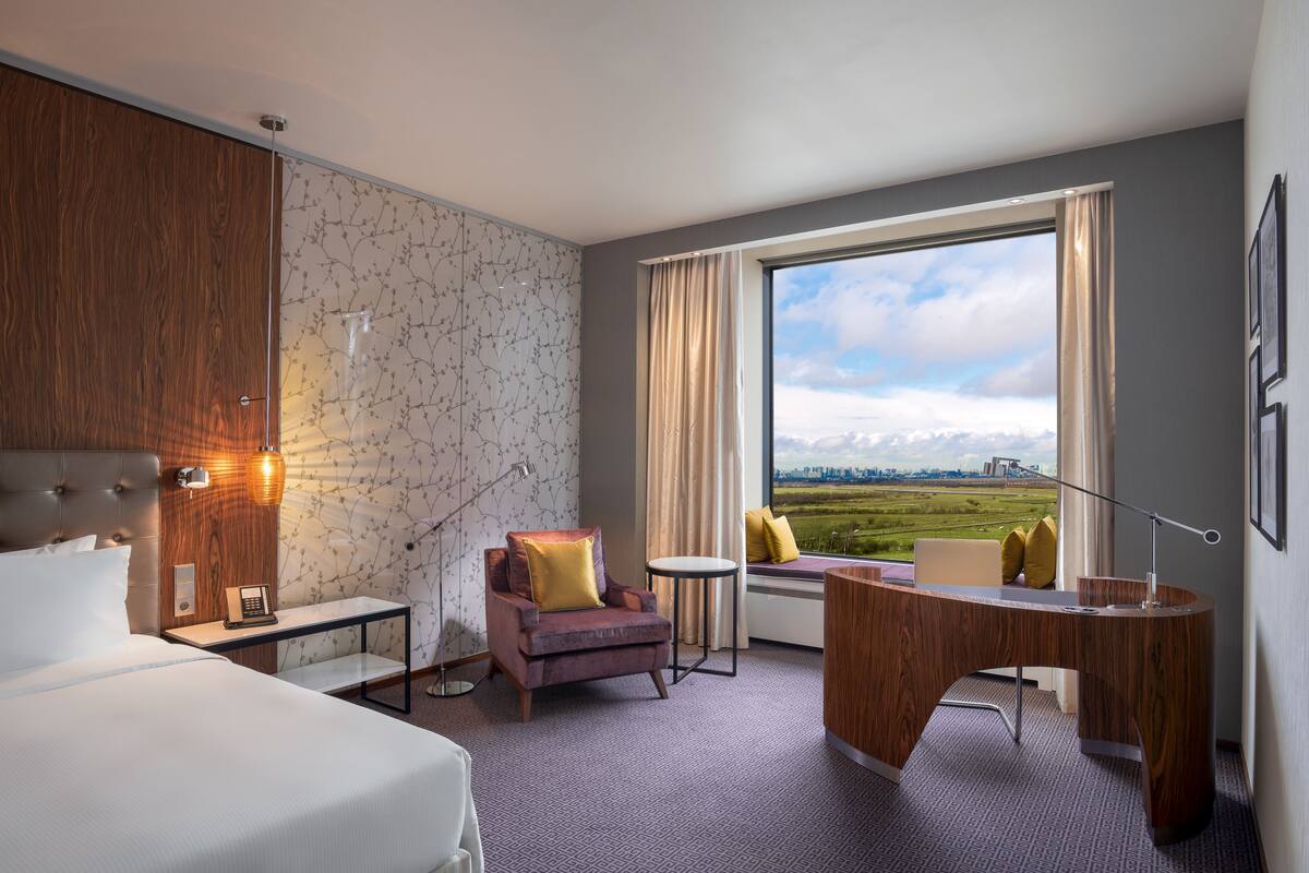 Minibar, brankas, meja kerja, dan ruang kerja ramah laptop