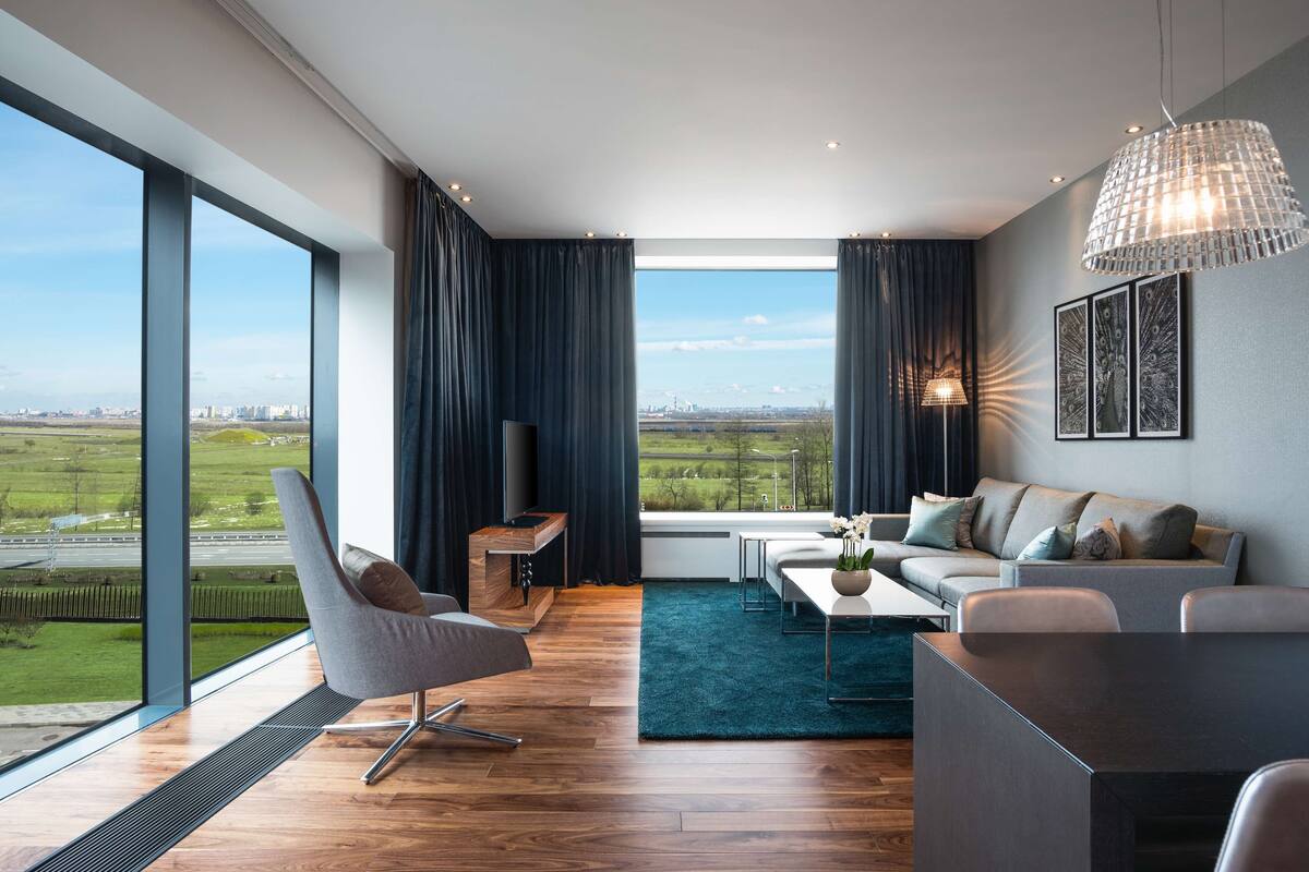 Suite Deluks, 1 kamar tidur (Lounge Access) | Area keluarga | TV layar datar dan lantai berpemanas