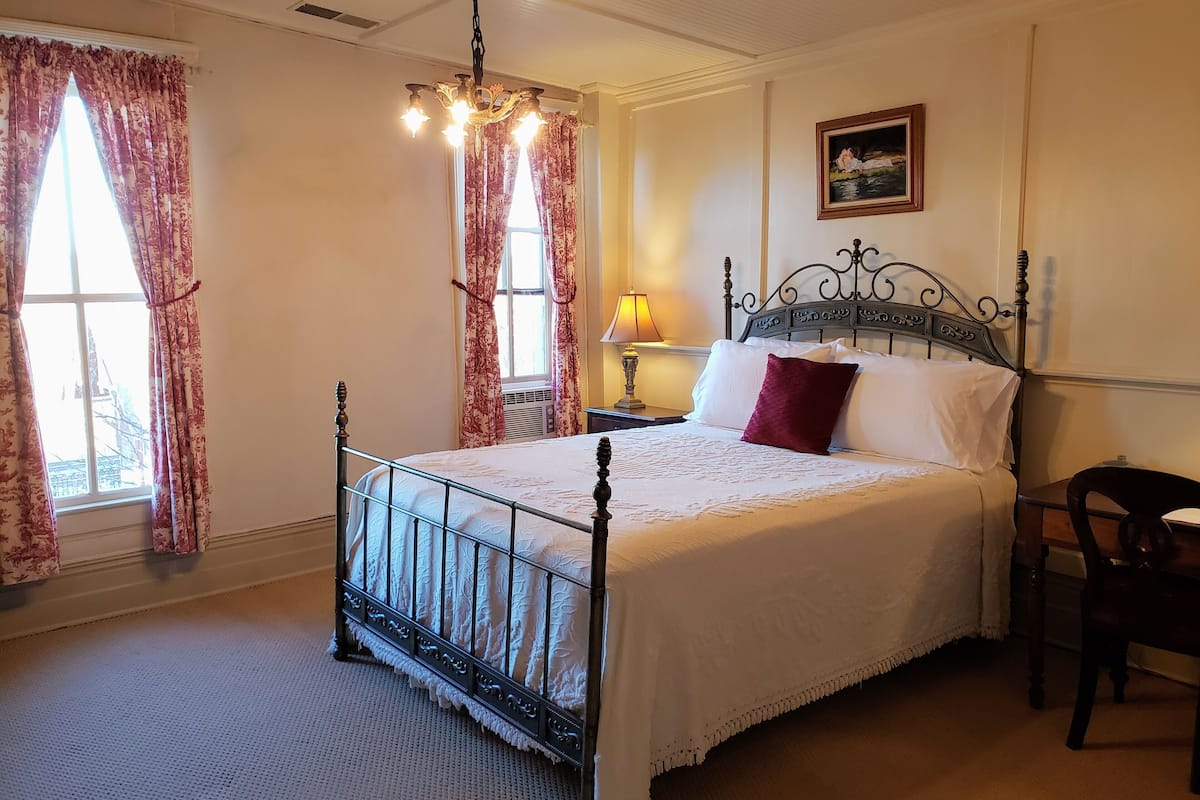 Iron/ironing board, free WiFi, bed sheets