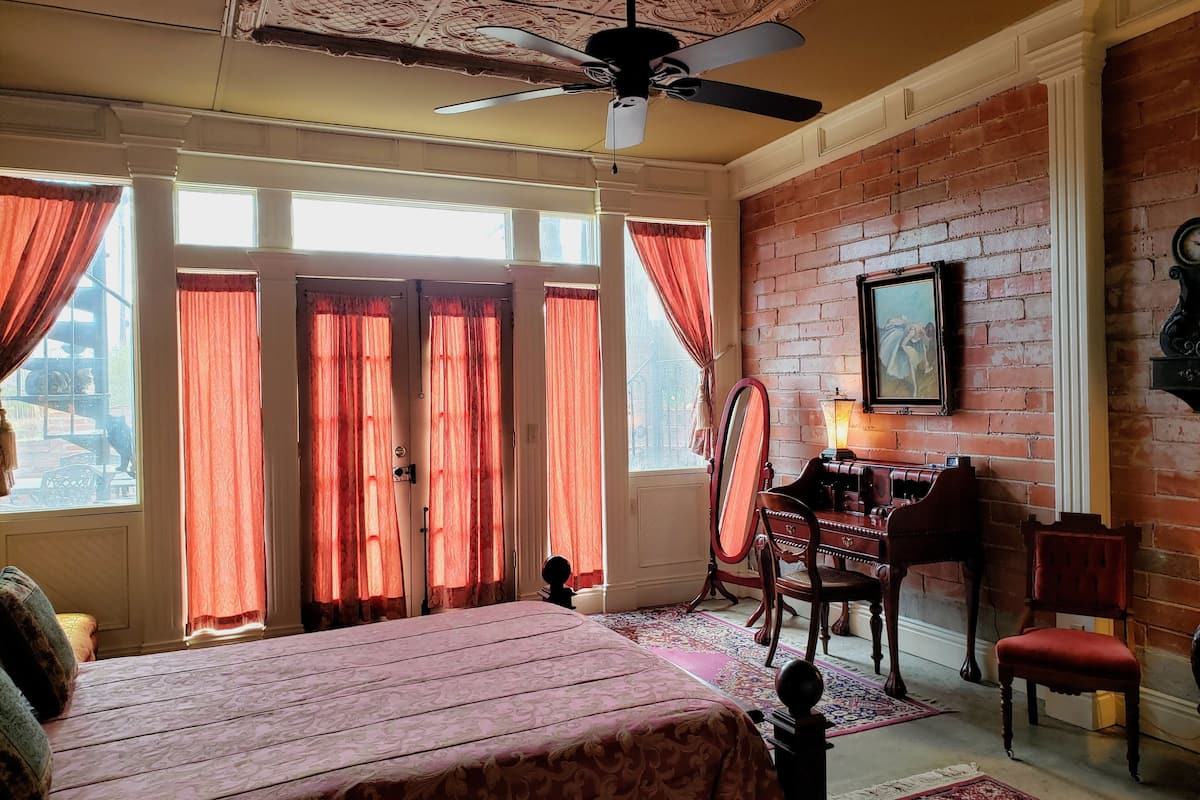 Iron/ironing board, free WiFi, bed sheets