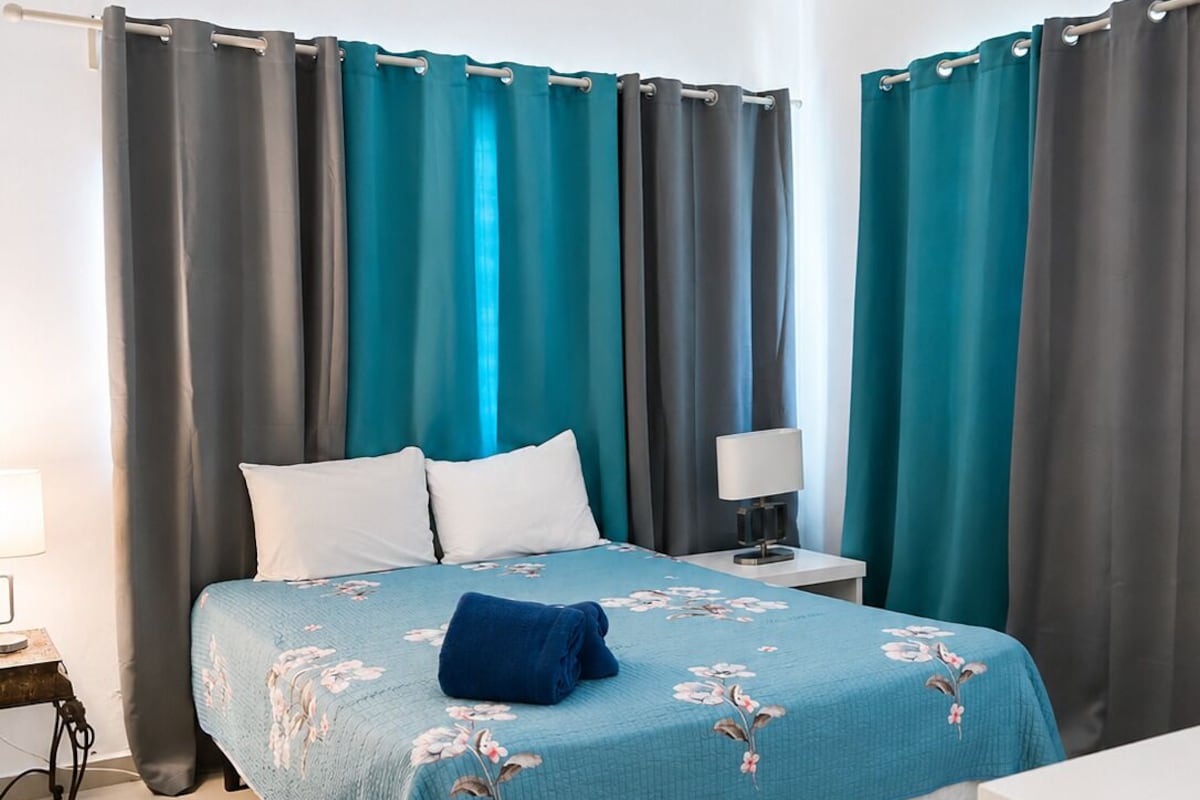 Two Bedroom Apartment | Ropa de cama de alta calidad y caja de seguridad en la habitación 